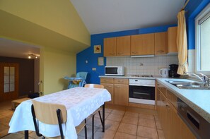 Classic Cottage, 2 Bedrooms | Private kitchen | Fridge, microwave, oven, dishwasher