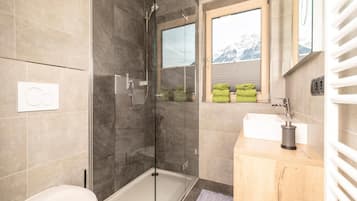 Comfort-Apartment, 2 Schlafzimmer | Badezimmer | Dusche