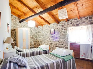 Classic House, 4 Bedrooms | 5 bedrooms, individually furnished, bed sheets - Traditional Apartment in Ribeira Sacra With Garden (Panton)