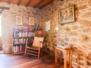 Classic House, 4 Bedrooms | Living room