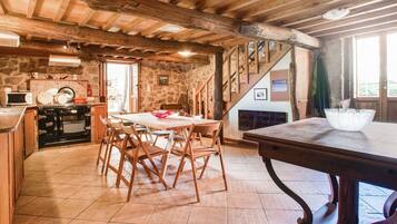 Classic House, 4 Bedrooms | Dining