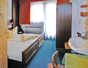 5 bedrooms, bed sheets - Apartment in Fugen With Parking Space (Fuegen)