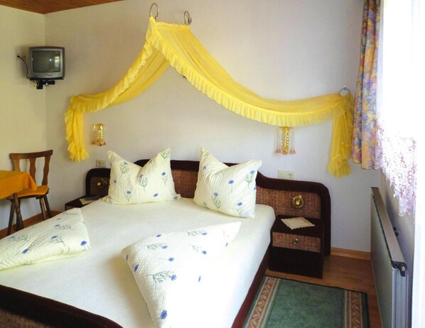 5 bedrooms, bed sheets - Apartment in Fugen With Parking Space (Fuegen)