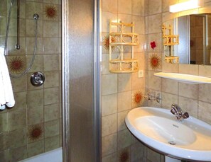 Comfort appartement, 2 slaapkamers | Badkamer | Een douche