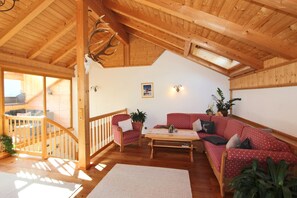 Classic Apartment, 3 Bedrooms | Living room