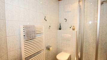 Classic-Apartment, 3 Schlafzimmer | Badezimmer | Dusche