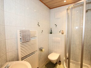 Classic Apartment, 3 Bedrooms | Bathroom | Shower - Cozy Apartment in Wenns With Garden (Wenns)