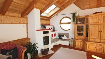 Căn hộ phong cách cổ điển, 3 phòng ngủ | Phòng khách