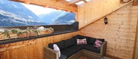Classic Apartment, 3 Bedrooms | Balcony
