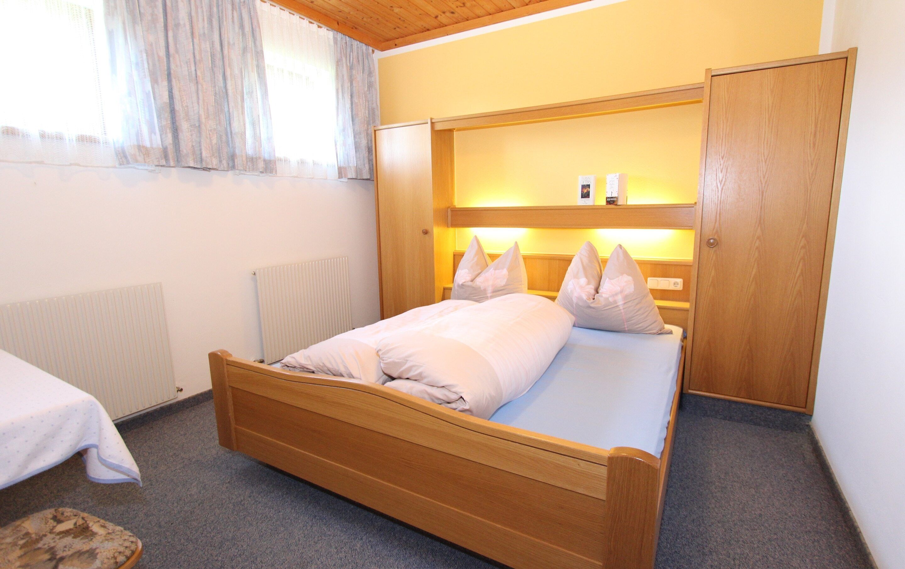 6 bedrooms, bed sheets