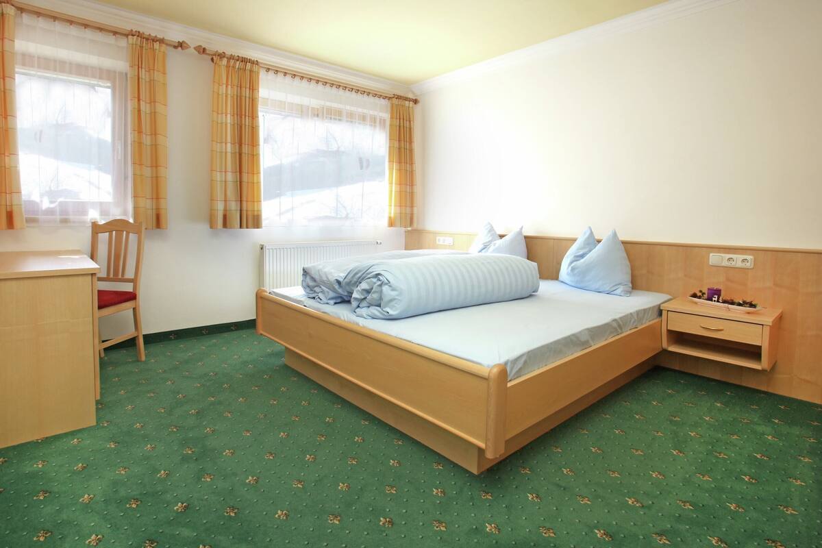 6 bedrooms, bed sheets