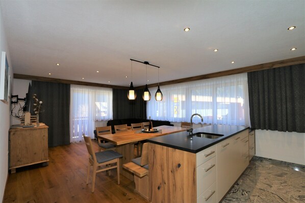 Comfort House, 3 Bedrooms | Dining