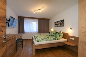 6 bedrooms, bed sheets