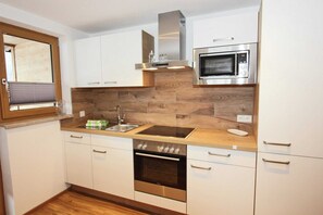 Comfort Apartment, 4 Bedrooms | Private kitchen | Fridge, microwave, oven, dishwasher