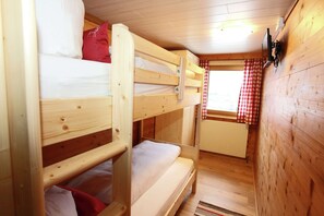 7 bedrooms, bed sheets