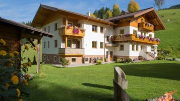 Classic Apartment, 3 Bedrooms | Pemandangan dari hartanah