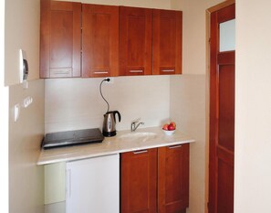 Departamento Confort, 1 habitación | Cocina privada | Refrigerador, cafetera y tetera y tetera eléctrica 
