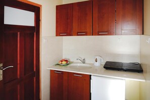 クラシック アパートメント 1 ベッドルーム | 専用キッチン | 冷蔵庫、コーヒー / ティーメーカー、電気ポット