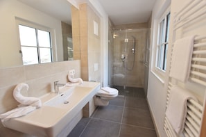 Comfort Chalet, Multiple Bedrooms | Bathroom | Combined shower/tub - Modern Chalet With Sauna Near ski Area in Saalbach-hinterglemm / Salzburgerland (Saalbach-Hinterglemm)