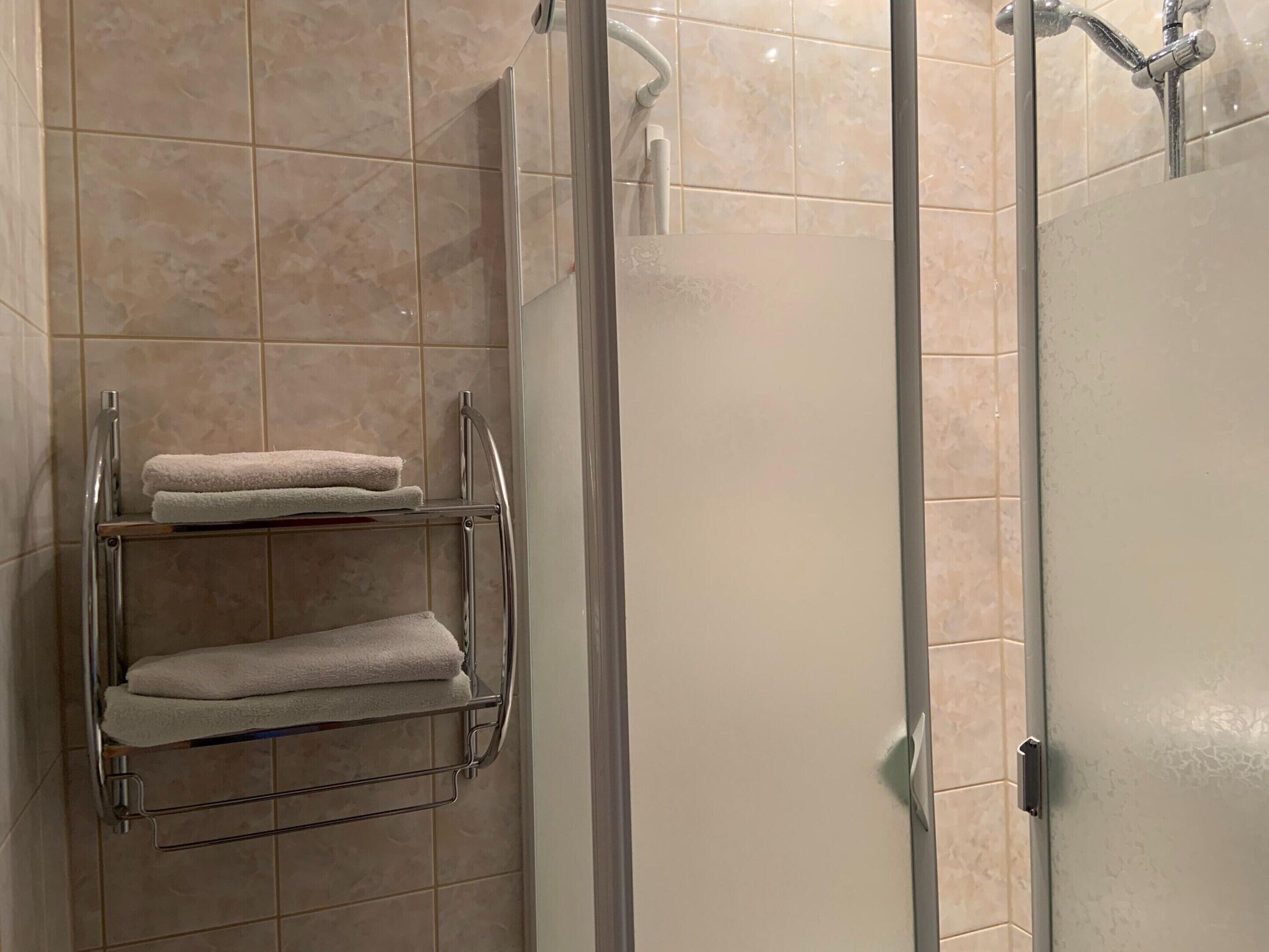 Comfort-Apartment, 2 Schlafzimmer | Badezimmer | Dusche
