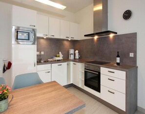 Classic Apartment, 3 Bedrooms | Private kitchen