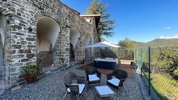 Rumah Klasik, 5 kamar tidur | Balkon