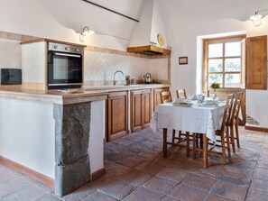 Private kitchen - Flat With Heated hot tub and Shared Pool (Casola in Lunigiana)