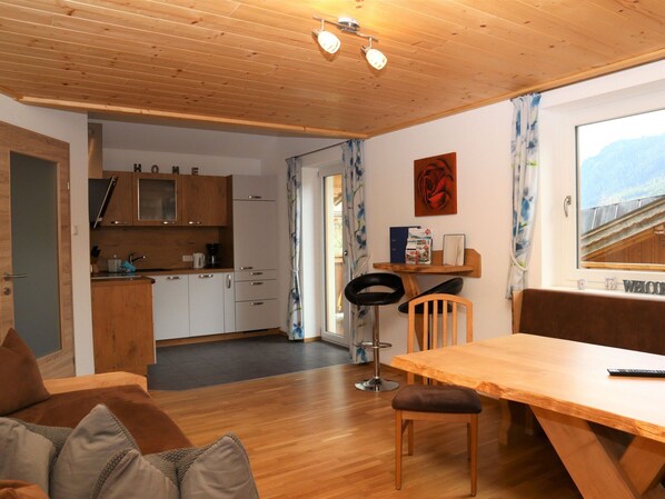 Classic Apartment, 3 Bedrooms | Living room