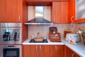 منزل مريح - غرفتا نوم | مطبخ خاص | ثلاجة، ميكروويف، فرن، موقد طهي مسطح