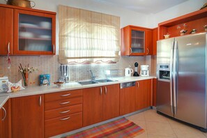 Comfort House, 2 Bedrooms | Private kitchen | Fridge, microwave, oven, stovetop