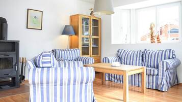 Classic House, 4 Bedrooms | Living room