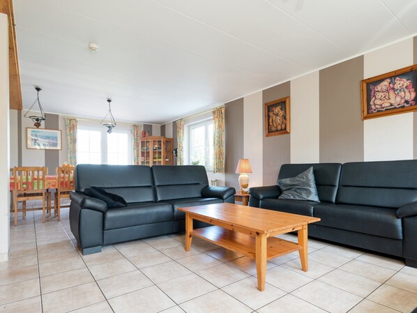 Comfort House, Multiple Bedrooms | Living room | Fireplace, DVD player