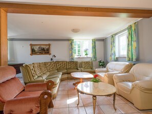 Classic House, 5 Bedrooms | Living room