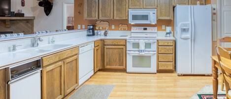 冷蔵庫、電子レンジ、オーブン、コンロ