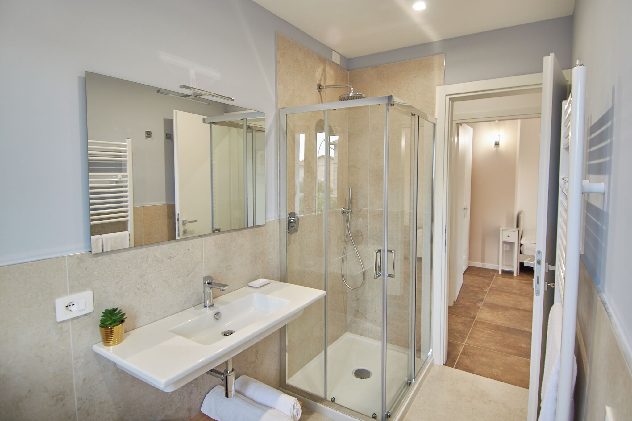 Douche, bidet, serviettes fournies, savon