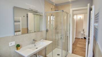 Doccia, bidet, asciugamani, sapone