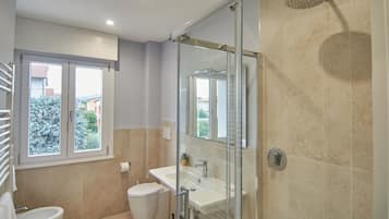 Shower, hair dryer, bidet, towels
