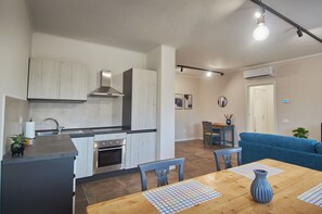 Fridge, oven, stovetop, cookware/dishes/utensils - Mira - Avio Apartment (Bastia Umbra)