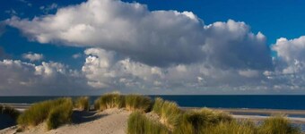 ชาเลต์แสนสบายใน Vrouwenpolder พร้อมสวน