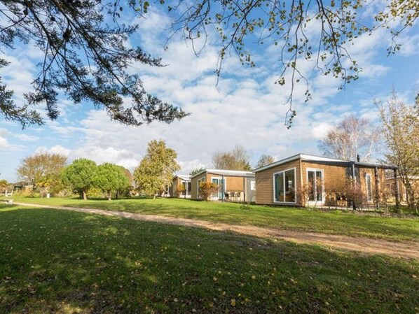 Exterior - Cozy Chalet in Vrouwenpolder With Garden (Vrouwenpolder)