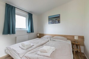 4 bedrooms, bed sheets - Cozy Chalet in Vrouwenpolder With Garden (Vrouwenpolder)