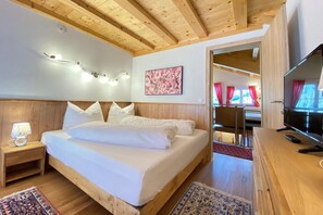 Classic Apartment, 4 Bedrooms | 4 bedrooms, bed sheets