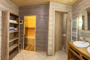 Classic Apartment, 4 Bedrooms | Bathroom | Shower