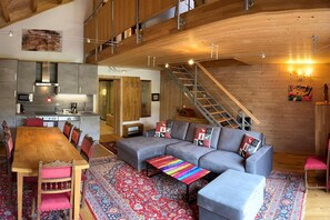 Classic Apartment, 4 Bedrooms | Living room