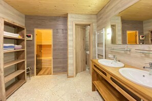 Klassiek appartement, 4 slaapkamers | Badkamer | Een douche