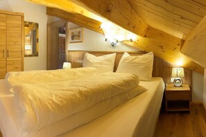 Classic Apartment, 4 Bedrooms | 4 bedrooms, bed sheets
