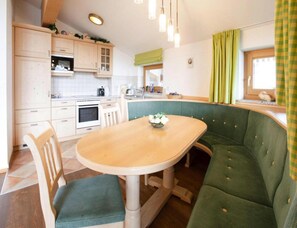 Appartement Classique, 2 chambres | Salle de séjour | Lecteur de DVD