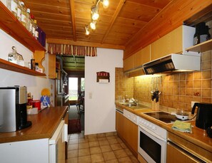 Classic Apartment, 4 Bedrooms | Private kitchen