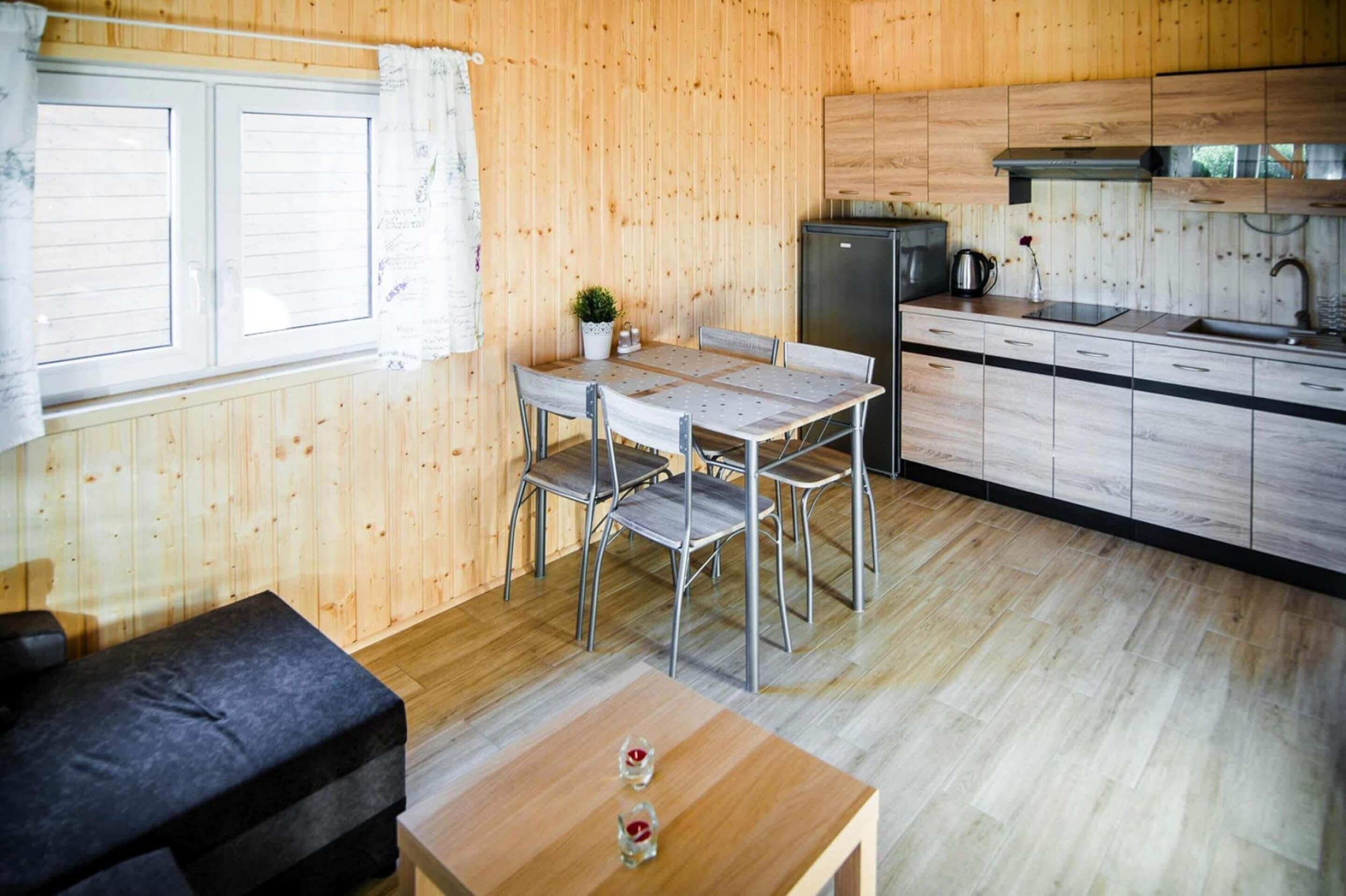 ثلاجة، غلّاية كهربائية، كرسي للأطفال