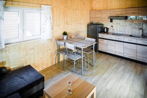 雪櫃、電熱水壺、高腳椅